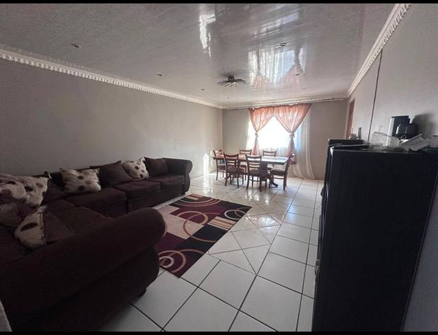 2 BEDROOM FREEHOLD FOR SALE IN SCENERY PARK